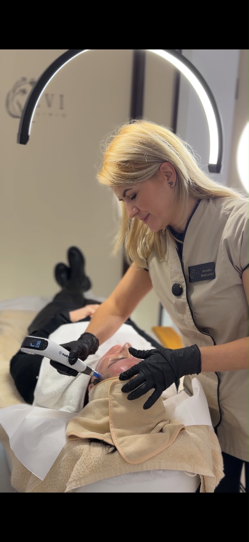 Tratament estetic facial Dermapen, disponibil la EVIcliniq Iași